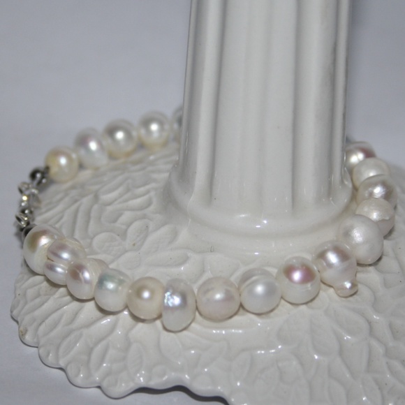 Vintagejelyfish Jewelry - Beautiful NWOT White natural Pearl Bracelet 7.75"